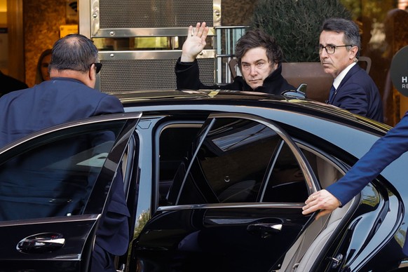epa11427817 Argentina&#039;s President Javier Milei (C) reacts upon arrival to Madrid, Spain, 21 June 2024, where he is to meet with Madrid&#039;s Regional President Isabel Diaz Ayuso, and will be awa ...