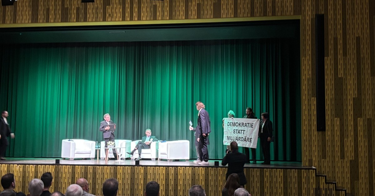 -Du-bist-kein-Demokrat-Bekannter-Klimaaktivist-crasht-Auftritt-von-Peter-Spuhler