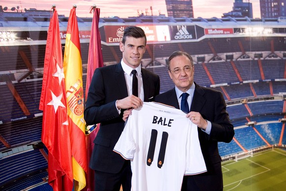 Bildnummer: 14404071 Datum: 02.09.2013 Copyright: imago/ZUMA Press
Sept. 2, 2013 - Madrid, Oscar Gonzalez - Gareth Bale (L) holds up his new Real Madrid shirt with Real President Florentino Perez dur ...