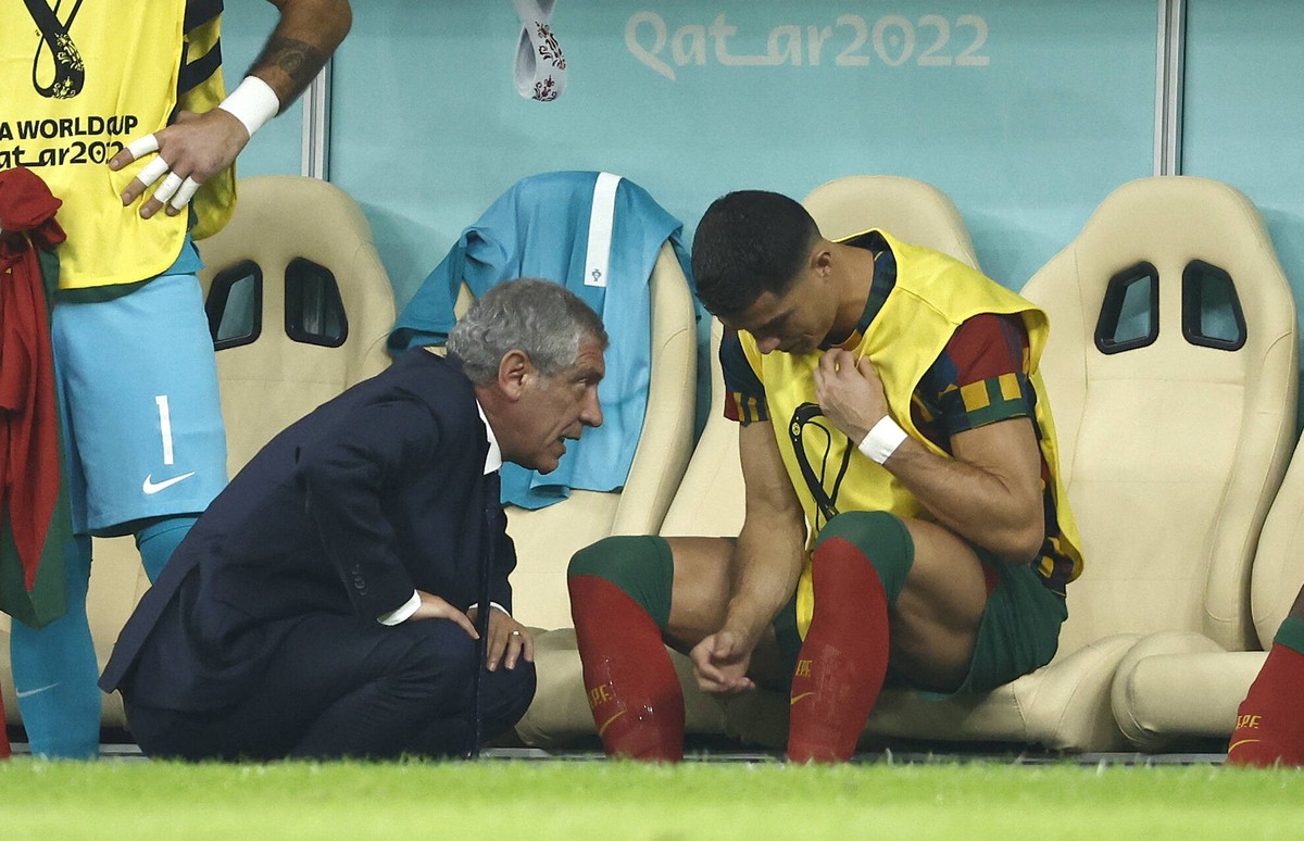 Portugal coach Fernando Santos L talks with Cristiano Ronaldo today, in a match of the round of 16 of the Qatar 2022 Soccer World Cup between Portugal and Switzerland at the Lusail stadium, Qatar 06 D ...