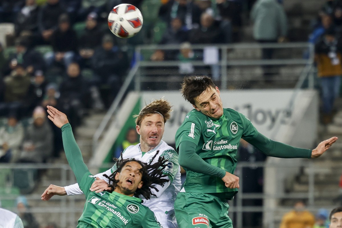 Yverdons Dario Del Fabro, Mitte, beim Corner gegen St. Gallens Albert Vallci, rechts, und St. Gallens Isaac Schmidt, links, waehrend dem Meisterschaftsspiel der Super League zwischen dem FC St. Gallen ...