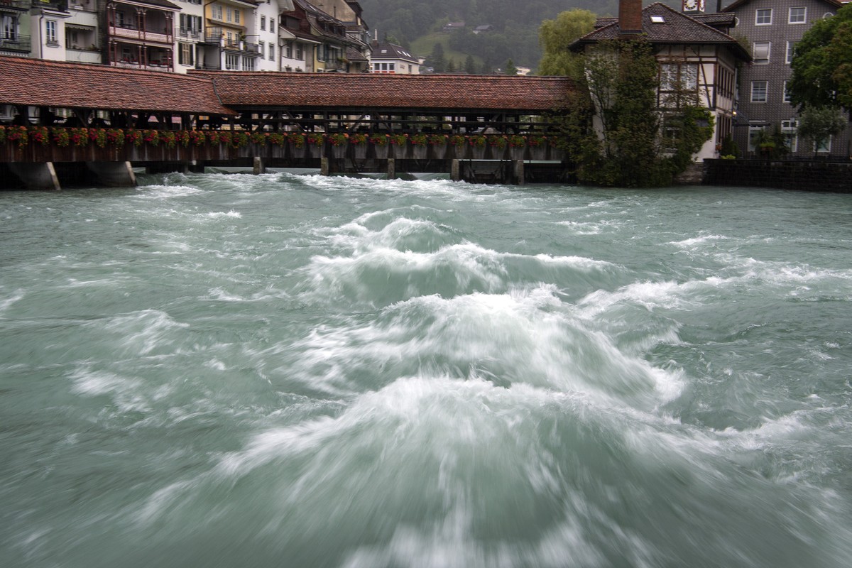Die Aare fuehrt Hochwasser in der Innenstadt, am Dienstag, 13. Juli 2021, in Thun. Der Pegel des Thunersees liegt nur noch wenige Zentimeter unter der Schadensgrenze. (KEYSTONE/Peter Schneider)