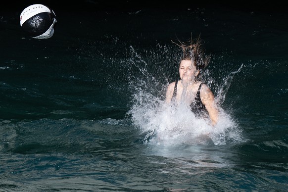 Eine Frau springt in die Aare, am Donnerstag, 16. Juni 2022, in Thun. In den naechsten Tagen werden Temparaturen ueber dreissig Grad erwartet. (KEYSTONE/Peter Schneider)