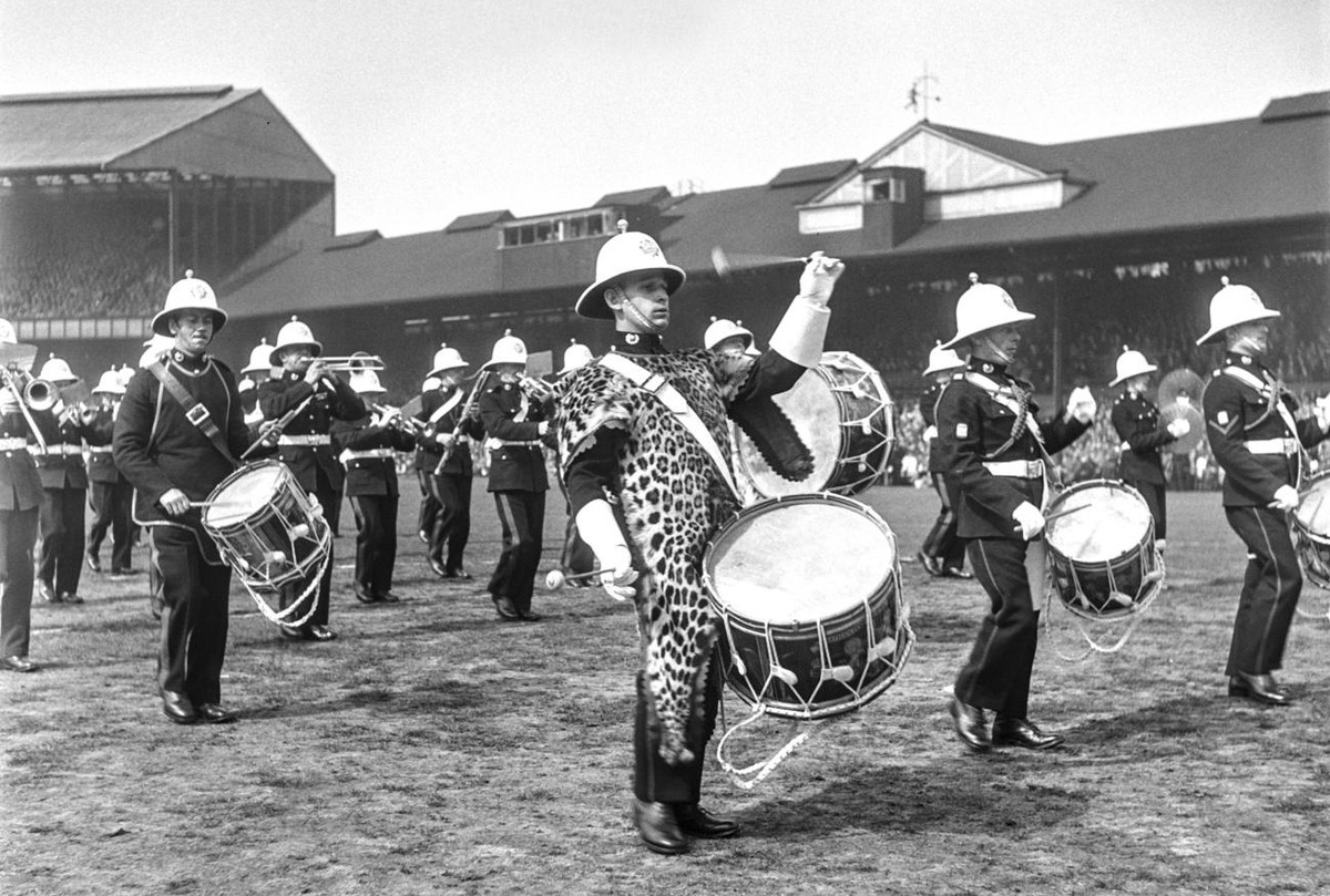 Marschmusik im Stadion Stamford Bridge vor dem Spiel England gegen die Schweiz. England gewinnt am 11. Mai 1946 im Stadion Stamford Bridge in London das Freundschaftsspiel gegen die Schweiz mit 4 zu 1 ...