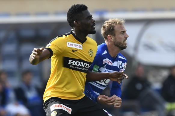 Le joueur bernois Kasim Adams Nuhu, gauche, lutte pour le ballon avec le defenseur lausannois Nicolas Getaz, droite, lors de la rencontre de football de Super League entre le FC Lausanne-Sport, LS, et ...