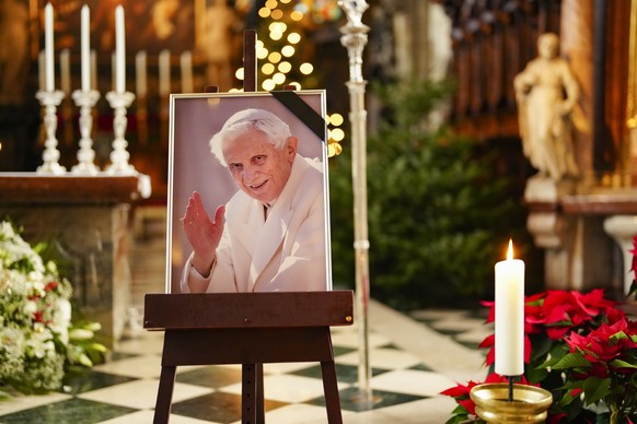 ABD0042_20221231 - WIEN - ÖSTERREICH: ZU APA0088 VOM 31.12.2022 - Der emeritierte Papst Benedikt XVI. ist tot. Der gebürtige Bayer starb am Samstag im Alter von 95 Jahren im Vatikan. Im Bild: Ein Bild ...
