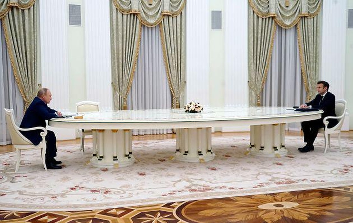Ce qui a déchaîné les passions durant le tête-à-tête entre Macron et Poutine était... la table.