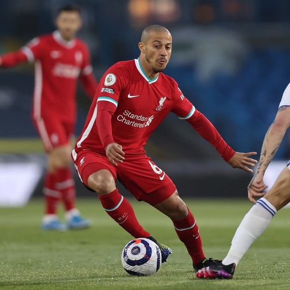 epa09146106 Liverpool&#039;s Thiago Alcantara (L) in action with Leeds United&#039;s Kalvin Phillips (R) during the English Premier League soccer match between Leeds United and Liverpool FC in Leeds,  ...