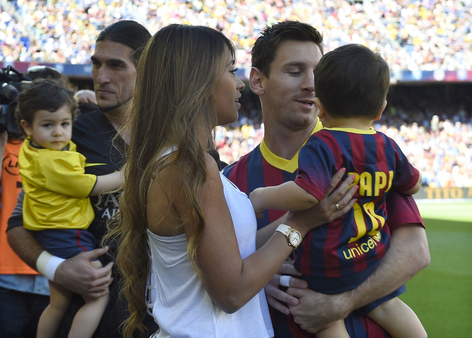 Lionel Messi vor dem Spiel mit Freundin Antonella Roccuzzo und Sohn Thiago. 