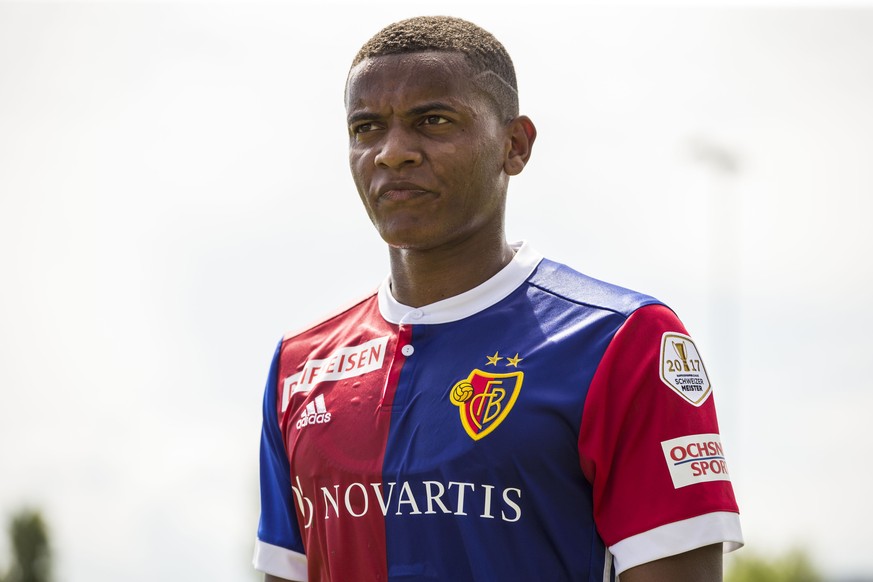 Der Basler Manuel Akanji auf dem Weg in die Garderobe in der Pause im Fussball Testspiel zwischen dem Super League Club FC Basel 1893 (FCB) und dem Challenge League Club Neuchatel Xamax FCS, im Nachwu ...