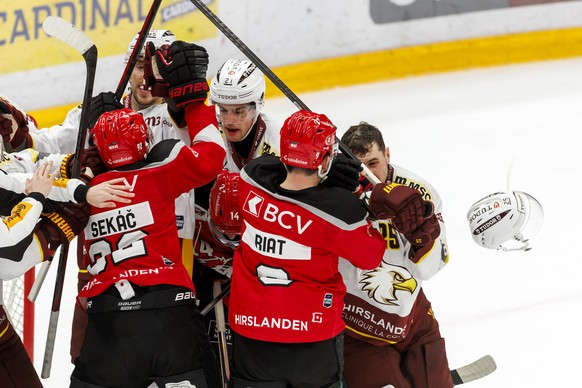 Geneve-Servette&#039;s forward Marco Miranda, top left, Geneve-Servette&#039;s defender Tim Berni #21and Geneve-Servette&#039;s defender Roger Karrer #25 argue with Lausanne&#039;s forward Jiri Sekac  ...