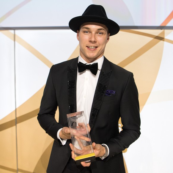 Elvis Merzlikins vom HC Lugano mit dem Hockey Award fuer den Goaltender of the Year, bei den Swiss Ice Hockey Awards, am Freitag, 03. August 2018, im Kursaal in Bern. (KEYSTONE/Daniel Teuscher)