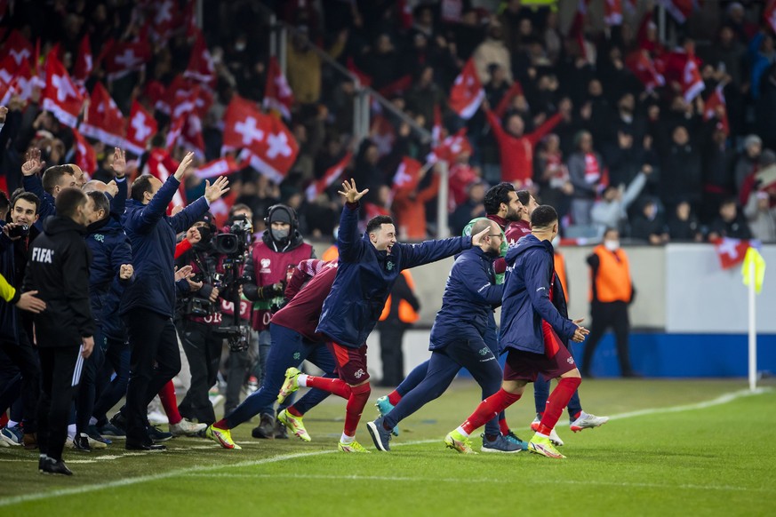 epa09584389 Swiss players celebrate after winning the FIFA World Cup 2022 group C qualifying soccer match between Switzerland and Bulgaria in Lucerne, Switzerland, 15 November 2021. EPA/URS FLUEELER