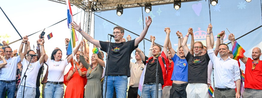epa12203563 Budapest Mayor Gergely Karacsony (C) delivers his speech during the Budapest Pride march in Budapest, Hungary, 28 June 2025. Thousands of people gathered at the Pride march despite a law p ...