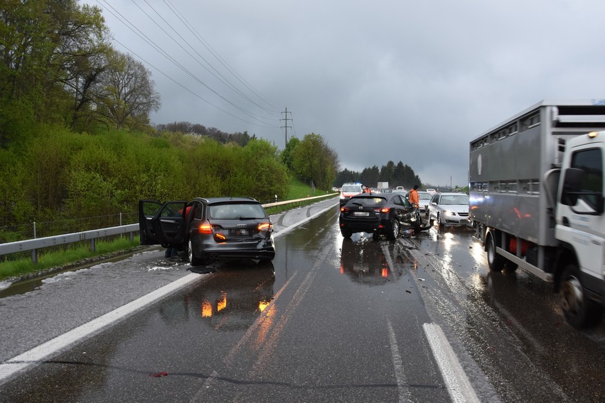 Auf der A1 bei Meggenhus in Mörschwil im Kanton St. Gallen ist es am Dienstagmorgen auf der rutschigen Fahrbahn zu mehreren Kollisionen gekommen. Zehn Fahrzeuge sind betroffen. Verletzt wurde niemand. ...