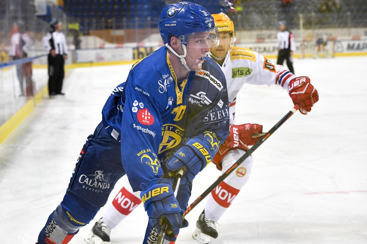 Davos' Enzo Corvi, links, gegen SC Rapperswil-Jona Lakers Casey Wellman, im fuenften Eishockey-Spiel des Playout-Final der National League zwischen dem HC Davos und den SC Rapperswil-Jona Lakers, ...