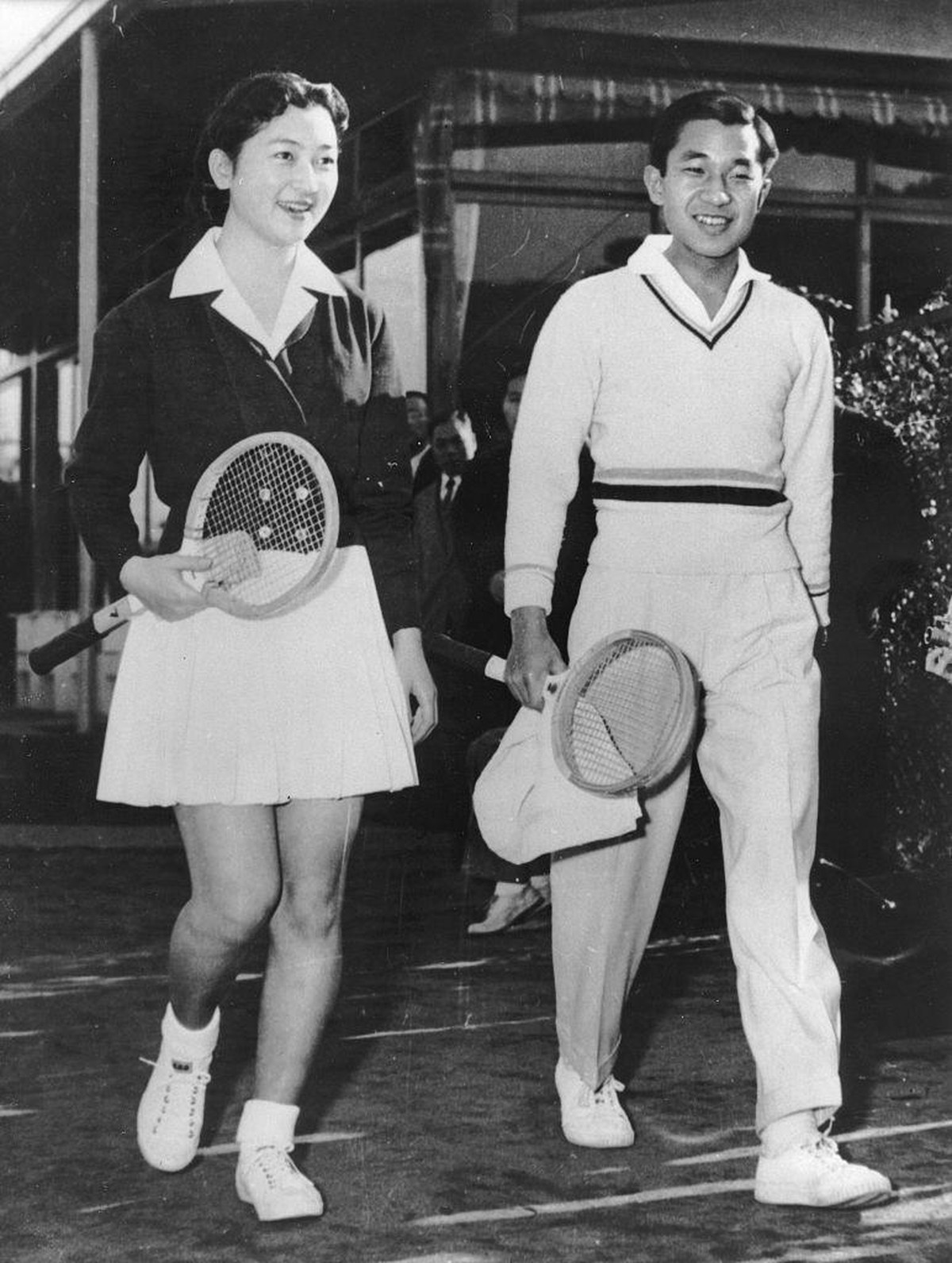 (Eingeschränkte Rechte für bestimmte redaktionelle Kunden in Deutschland. Limited rights for specific editorial clients in Germany.) Akihito, Crown Prince of Japan, and his fiancee Michiko Shoda in a  ...