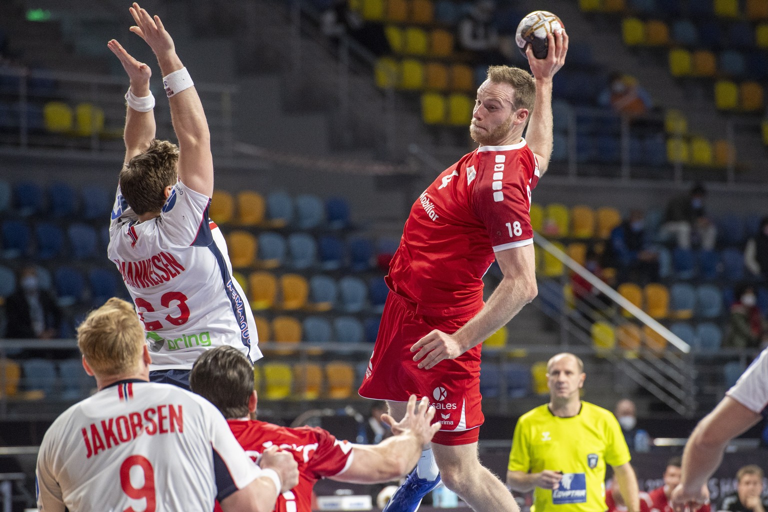 epa08942639 Switzerland&#039;s Lenny Rubin (C) against Henrik Jakobsen (L) of Norway during the 27th Men&#039;s Handball World Championship 2021 Group E match betwen Switzerland and Norway in Madinat  ...