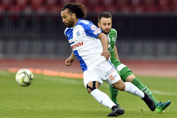 Der Grasshopper Jeffren Suarez, links, gegen den St. Galler Andreas Wittwer, rechts, beim Fussballspiel der Super League Grasshopper Club Zuerich gegen den FC St. Gallen 
im Stadion Letzigrund in Zuer ...