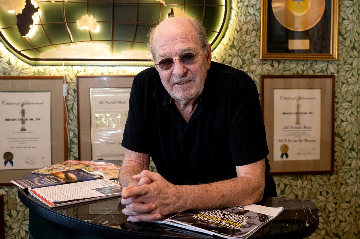 dpatopbilder - PRODUKTION - 09.02.2023, Bayern, Gr�nwald: Ralph Siegel, Musiker, Komponist und Produzent, steht bei einem Interview mit der Deutschen Presse-Agentur, in seinem B�ro. (zu dpa: �Ralph Si ...