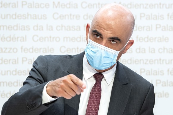 Bundesrat Alain Berset spricht an einer Medienkonferenz zu beschlossenen Massnahmen zur Covid 19 Pandmie, am Mittwoch, 14. April 2021, in Bern. (KEYSTONE/Peter Schneider)