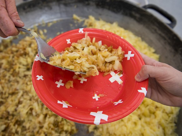 Kartoffeln auf Landesfarben: Ein Gast lässt sich an einem Bauernhof-Brunch Rösti schöpfen. (Archivbild)