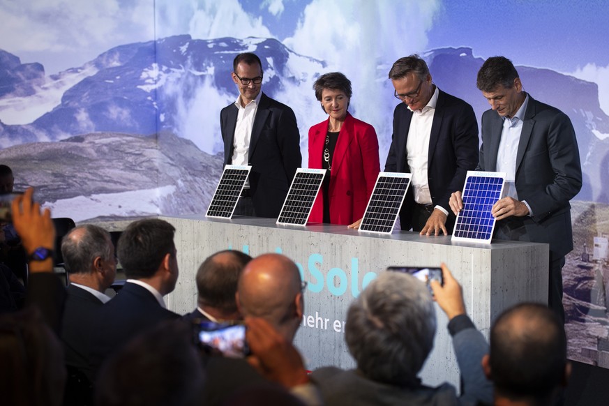 Christoph Brand, CEO Axpo, Bundesraetin Simonetta Sommaruga, Mario Irminger, CEO Denner, und Claus Schmidt, Direktor IWB, von links, bei der Ersteinspeisung von &quot;Alpin Solar&quot;, aufgenommen am ...