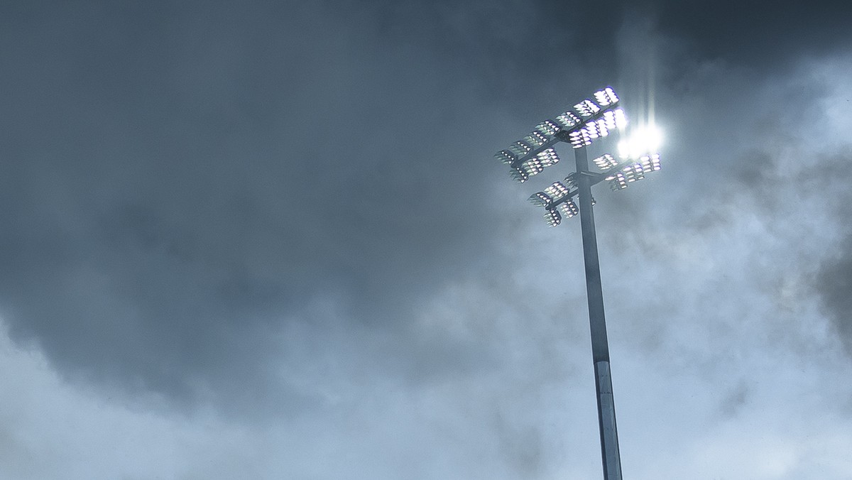 Fans des FC Sions feuern Fackeln ab waehrend des Schweizer Fussball Cup 1/16 Finalspiel zwischen dem FC Rapperswil-Jona und dem FC Sion am Samstag, 17. September 2022 im Stadion Gruenfeld in Rapperswi ...