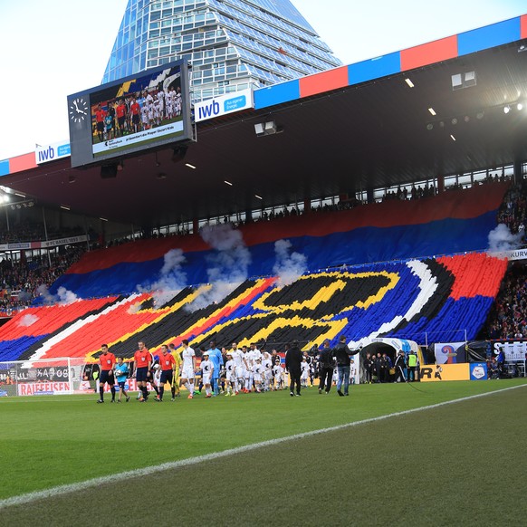 Die Mannschaften betreten das Spielfeld mit der Choreo der Basler Fans vor dem Super League Fussballspiel zwischen dem FC Basel und den BSC Young Boys am Sonntag, 25. Oktober 2015, im Stadion St. Jako ...