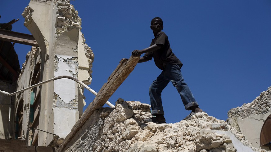 Aufräumarbeiten in Port au Prince nach dem verheerenden Erdbeben am 24 März 2010.