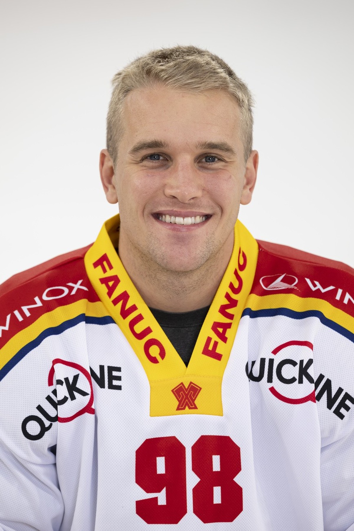 Luca Christen, Spieler des EHC Biel, posiert bei einem Fototermin, am Mittwoch, 16. August 2023, in der Tissot Arena in Biel. (KEYSTONE/Anthony Anex)