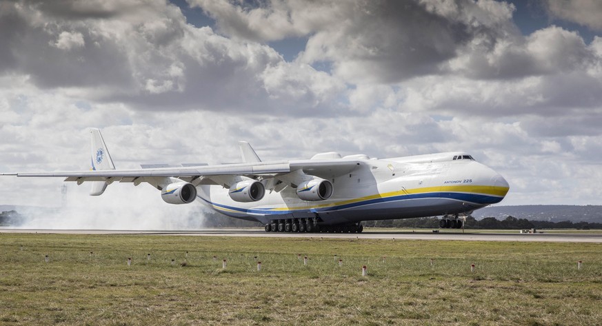 Perfektes Fotowetter: Die Antonov setzt in Perth auf.