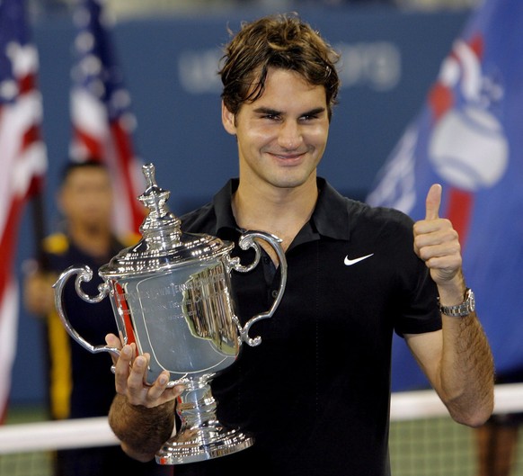 epa01115763 Roger Federer of Switzerland holds up the championship trophy after defeating Novak Djokovic of Serbia to win the men&#039;s final on the last day of the 2007 US Open tennis tournament in  ...