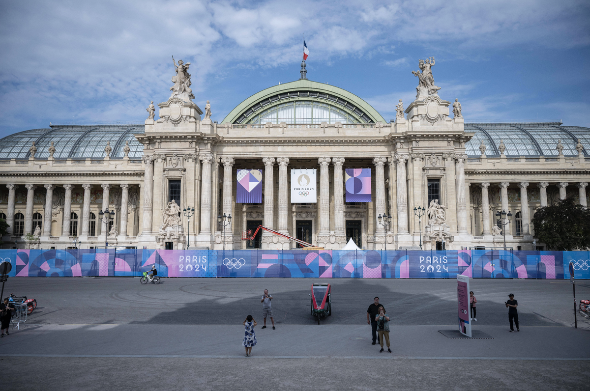 Paris 2024 - Final Preparations Of Famous Parisian Spots For Olympic Games This picture shows the Grand Palais with Olympics Games logo for the Paris 2024 Olympic Games, in Paris, France, 19 July 2024 ...