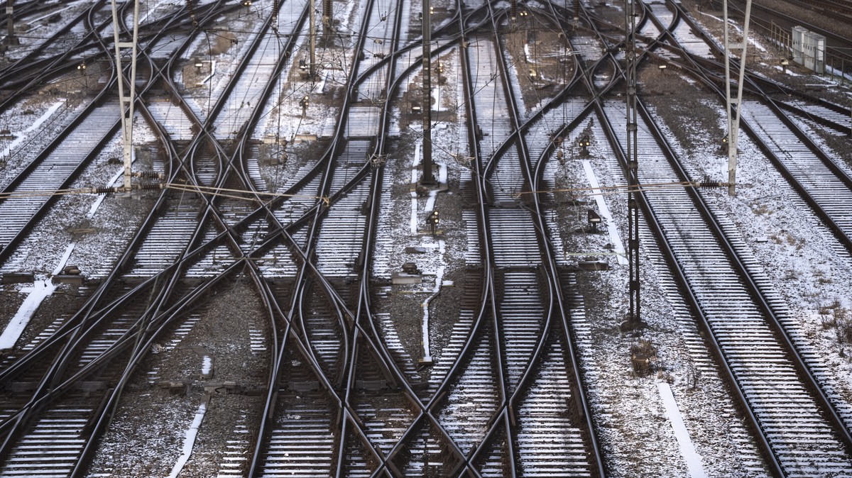 Schienen und Weichen der Schweizerischen Bundesbahnen (SBB) im Schnee auf dem Gleisfeld vor dem Zuercher Hauptbahnhof am Mittwoch, 4. Januar 2026 in Zuerich. (KEYSTONE/Claudio Thoma)
