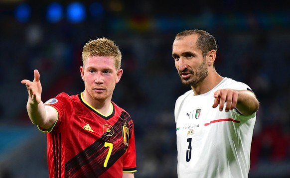 epa09319165 Kevin De Bruyne (L) of Belgium and Giorgio Chiellini (R) of Italy react during the UEFA EURO 2020 quarter final match between Belgium and Italy in Munich, Germany, 02 July 2021. EPA/Philip ...