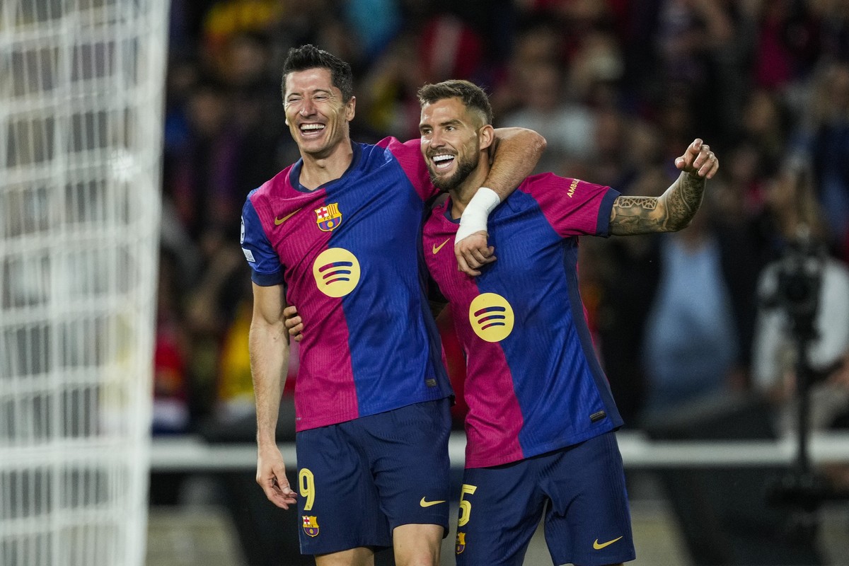 epa11636658 FC Barcelona's Robert Lewandowski (L) celebrates with teammate Inigo Martinez after scoring the 4-0 goal during the UEFA Champions League soccer match between FC Barcelona and BSC You ...