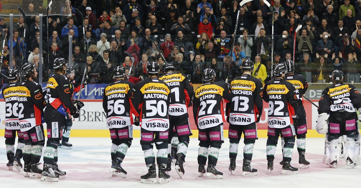Berns Spieler jubeln mit ihren Fans nach dem Sieg im fuenften Eishockey Playoff-Halbfinalspiel der National League zwischen dem SC Bern und den ZSC Lions, am Donnerstag, 5. April 2018, in der PostFina ...