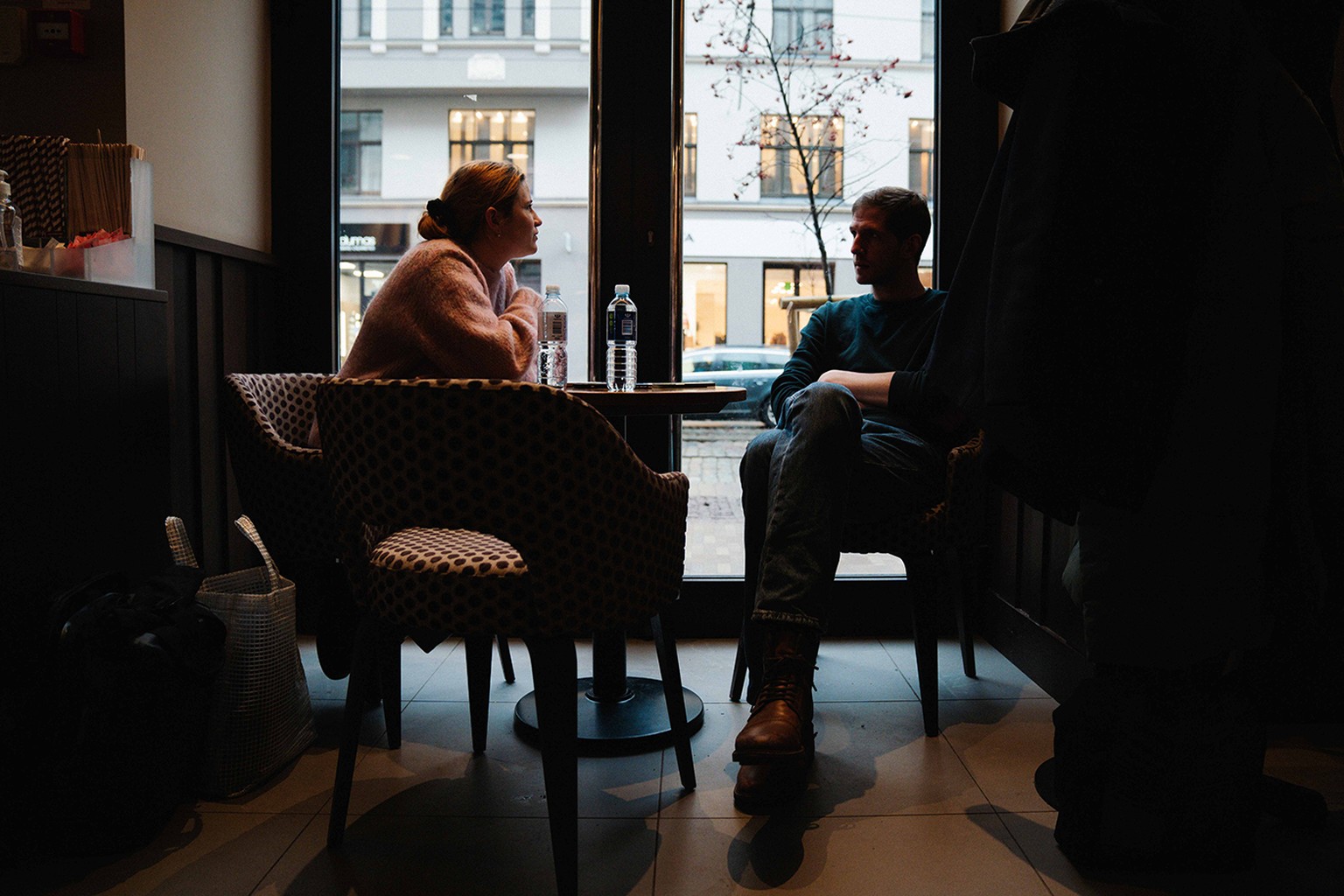 Journalismus in Kriegszeiten: Treffen an öffentlichen Orten wie Costa Coffee.