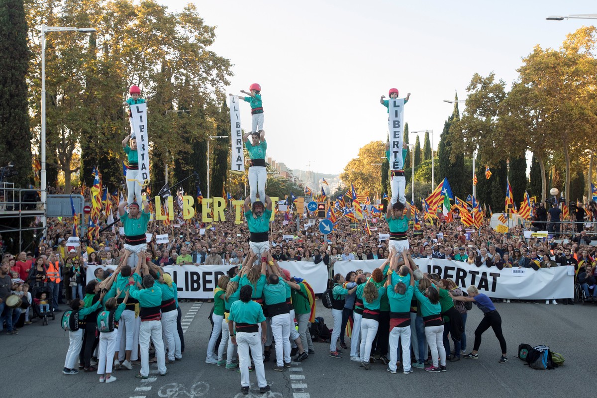 epa07951887 Groups of 'castellers' (human tower groups) perform during a protest in Barcelona, Spain, 26 October 2019. Catalonia region in Spain is witnessing massive demonstrations and riot ...