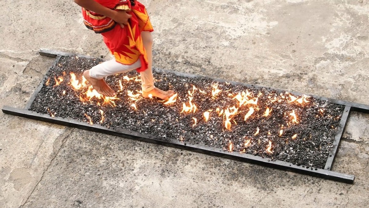Traditionelles Feuerlaufen in Sri Lanka.