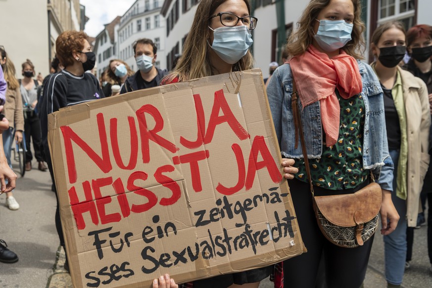 Vor dem Appellationsgericht findet eine Demonstration fuer ein Vergewaltigungsopfer statt, in Basel, am Sonntag, 8. August 2021. Nach dem strafmildernden Urteil in einem Vergewaltigungsfall wurde dazu ...