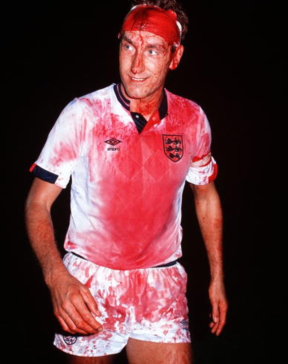 Das Bild zeigt den englischen Spieler Terry Butcher nach einem Spiel gegen Schweden 1989. Nicht nur in seinem Heimatort bleibt er auf immer und ewig ein Held.