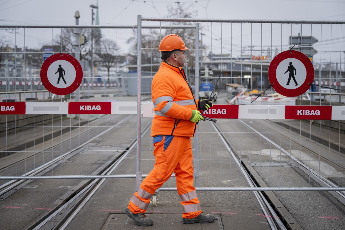 Ein Arbeiter sperrt die Haltestelle Bahnhofquai am Hauptbahnhof in Zuerich ab, am Tag vom Fahrplanwechsel, am Sonntag, 14. Dezember 2025 in Zuerich. Die Verkehrsbetriebe VBZ stehen heute vor dem &quot ...