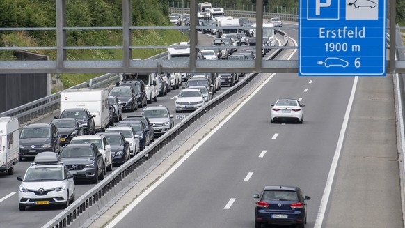 Der Reiseverkehr von dem Gotthard Tunnel in Richtung Sueden zwischen Goeschenen und Erstfeld staute sich bis auf 15 Km laenge, am Samstag, 23. Juli 2022 in Erstfeld.(KEYSTONE/Urs Flueeler).