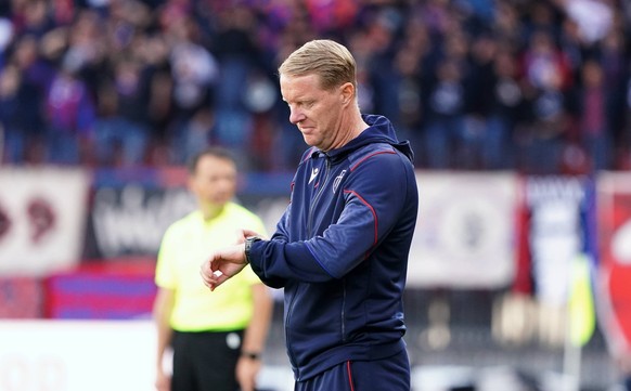 Foto Manuel Geisser 06.08.2023 Stadion Letzigrund Fussball Herren Super League Saison 2023/2024 Grasshopper Club Zuerich - FC Basel. Bild :Timo Schultz Trainer FC Basel schaut auf seine Uhr.Aktion Ein ...