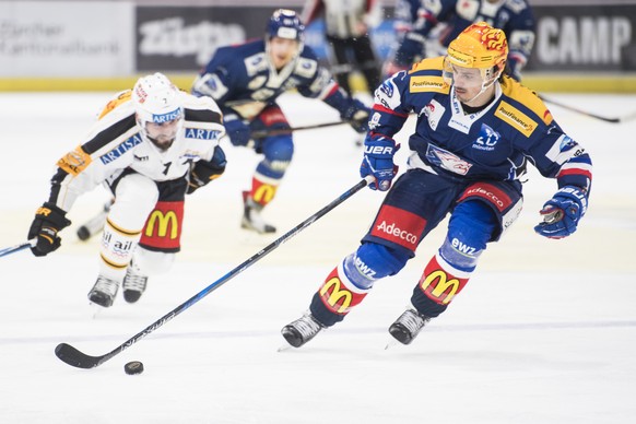 Zuerichs Topscorer Roman Wick, rechts, kaempft gegen Philippe Furrer von Lugano im fuenften Playoff-Viertelfinalspiel der National League A zwischen den ZSC Lions und dem HC Lugano am Dienstag, 14. Ma ...