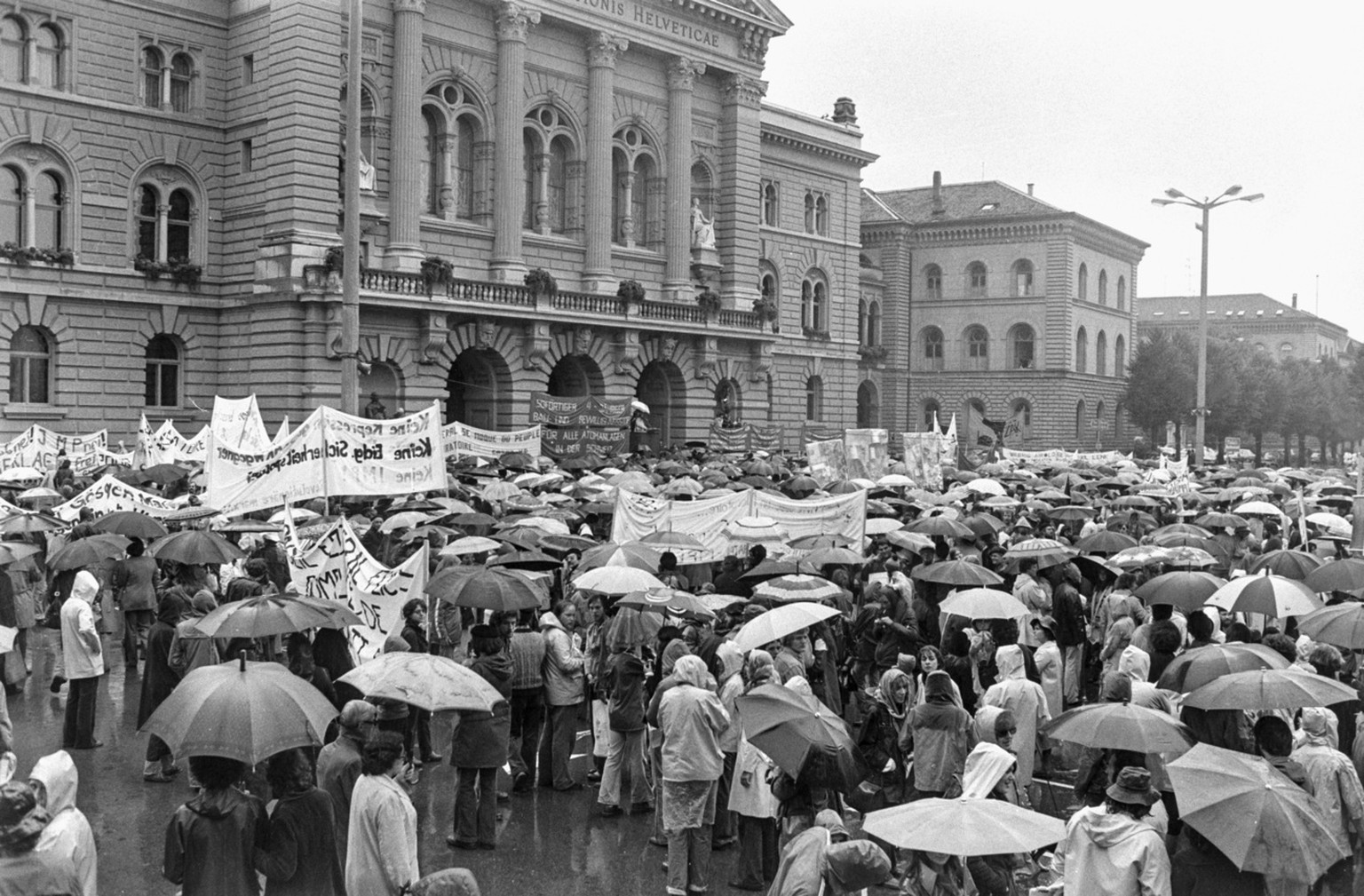 Eine Demonstration der Atomkraftwerkgegner in Bern am 27. August 1977.