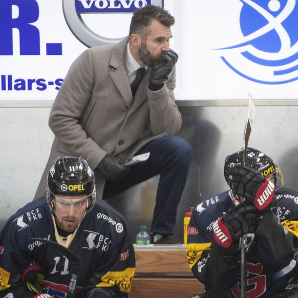 Fribourgs Head Coach Christian Dube, waehrend dem Meisterschaftsspiel der National League, zwischen dem HC Fribourg-Gotteron und dem EV Zug, am Donnerstag 2. Januar 2020, in der BCF Arena in Fribourg. ...