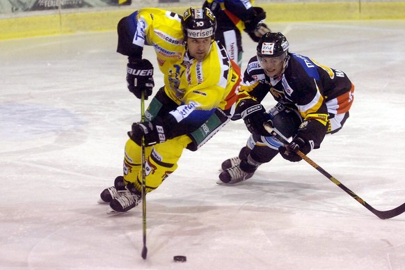 Joel Hasani de Neuchatel, a droite, aux prises avec Roland Kradolfer de Langenthal, a gauche, lors de la rencontre de LNB entre le HC Neuchatel et le SC Langenthal, ce mardi 13 novembre 2007 a la pati ...